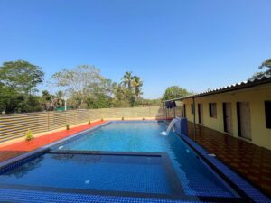 swimming-pool-hotel-in-malvan